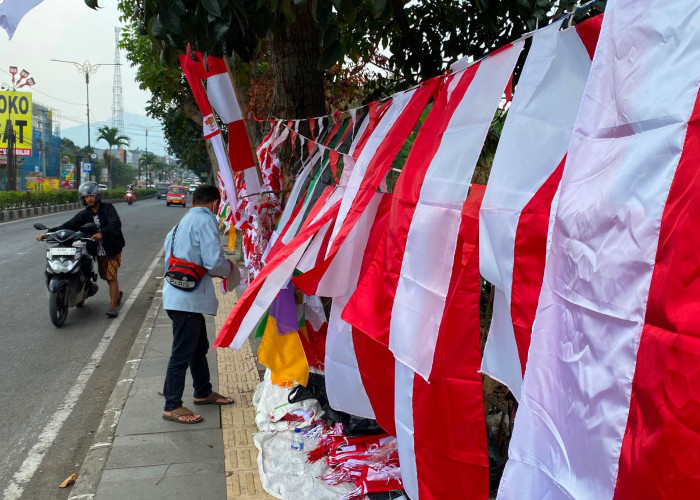 Jelang HUT Ke-81 RI, Penjualan Bendera Merah Putih di Cianjur Masih Lesu