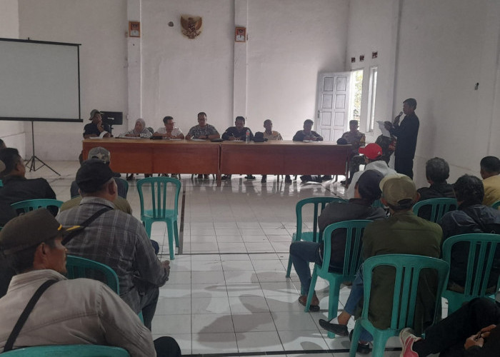 Tuntut Lahan Lapang Sepak Bola, Warga Geruduk Kantor Desa Kubang