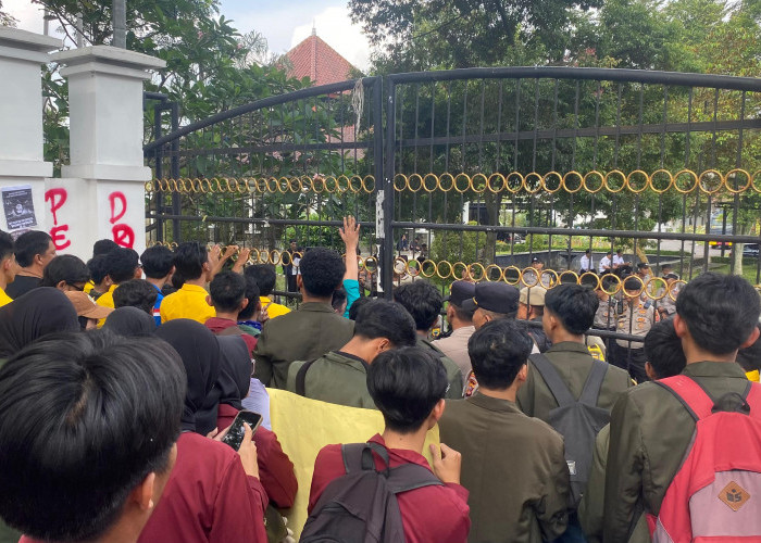 Aliansi BEM Cianjur Gelar Aksi Unjuk Rasa Depan Gedung DPRD, Ini Tuntutannya