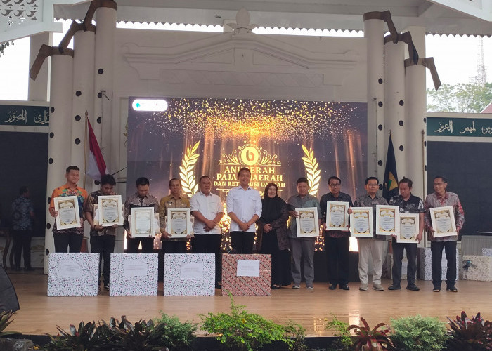 Pemkab Cianjur Beri Penghargaan Wajib Pajak Daerah Terbaik 2025