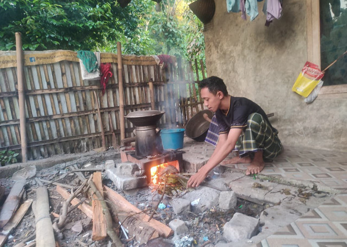 Gas LPG 3 Kilogram Langka dan Mahal, Warga Sindangbarang Cianjur Terpaksa Pakai Kayu Bakar 