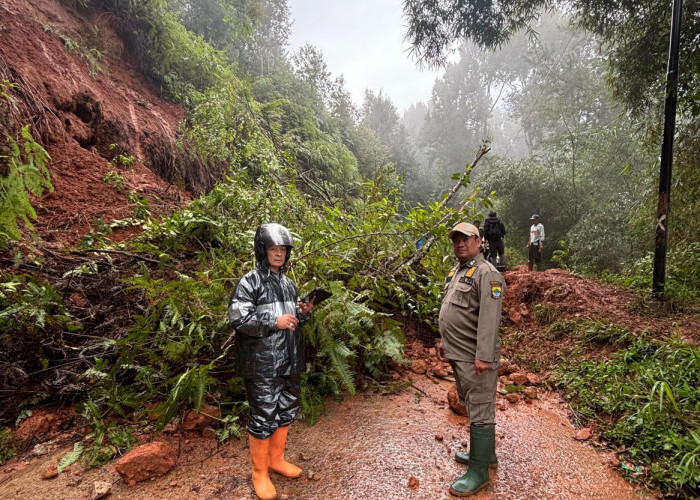 Jalan penghubung Kecamatan Campaka dengan Campaka Mulya Cianjur Tertutup Tanah Longsor