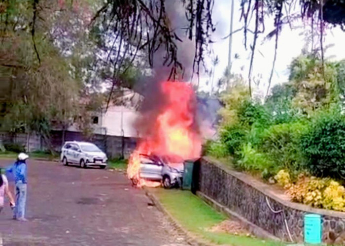 Mobil Wisatawan Terbakar Usai Tabrak Gardu Listrik di Kawasan Villa Kota Bunga Cipanas Cianjur