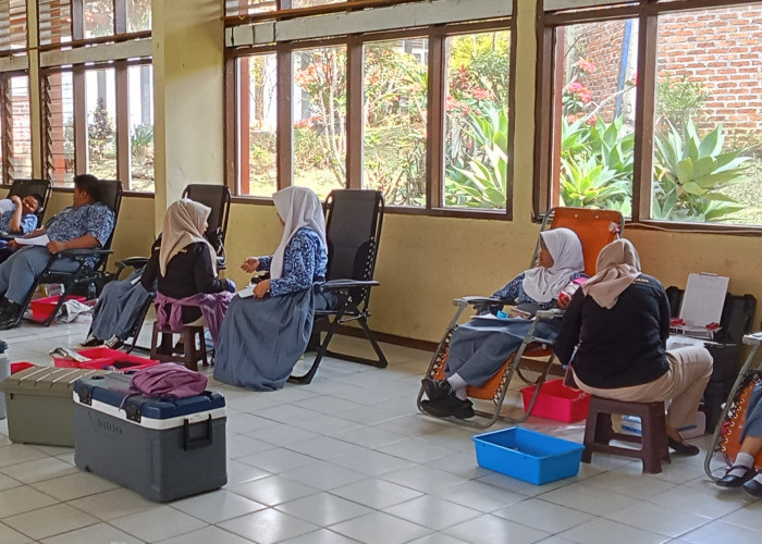 Donor Darah Rutin, Siswa SMAN 1 Sukaresmi Cianjur Targetkan 100 Kantong