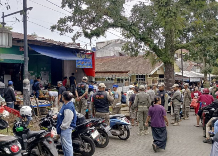 Ganggu Ketertiban Umum, Satpol PP Cianjur Tertibkan PKL di Kawasan Bomero