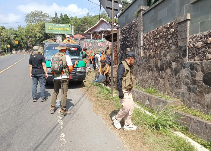DLH Cianjur Sisir Jalur Puncak hingga Gentur, Puing dan Sampah Dibersihkan