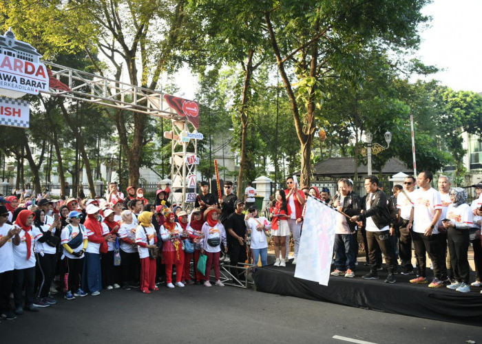 Sekda Herman Suryatman Lepas Jalan Sehat Harsiarda 2024 