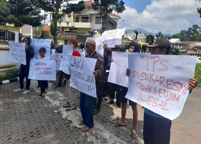 Tolak Tempat Pembuangan Sampah, Warga Desa Cikancana Cianjur Gelar Unjuk Rasa