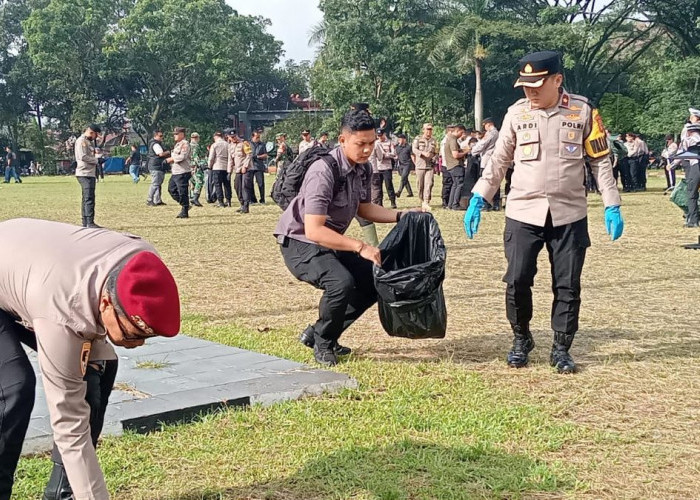 Personel Gabungan Bersihkan Lapangan Prawatasari Cianjur dari Sampah