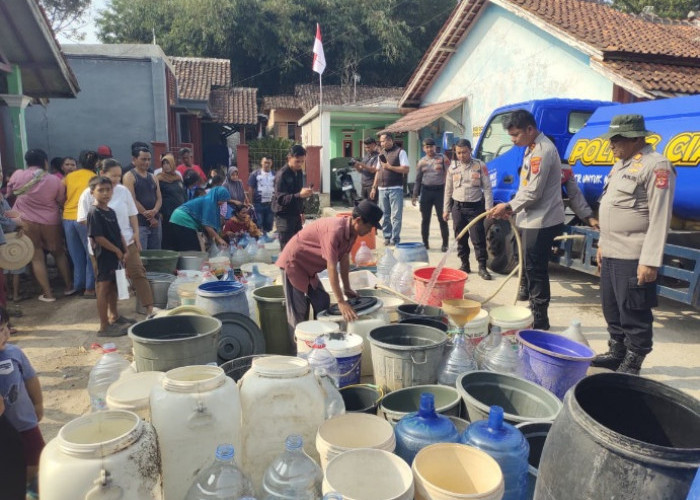 Polres Cianjur Salurkan Air Bersih untuk Warga Terdampak Kekeringan di Ciranjang
