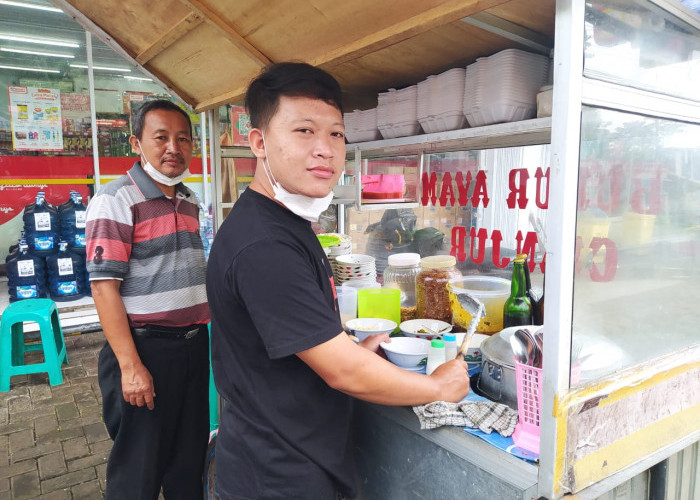 Duet Pak Nurdin dan Kang Indra Mitra UMKM Alfamart, Racik Bubur Ayam Khas Cianjur yang Digemari