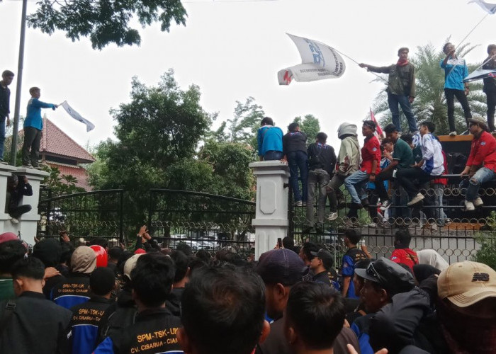 Ribuan Buruh di Cianjur Gelar Aksi Unjuk Rasa ke Pendopo dan DPRD