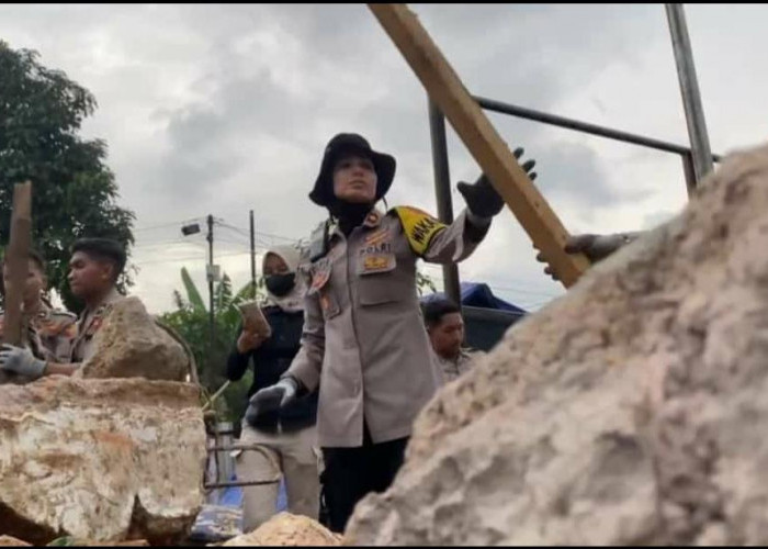 Wakapolres Cianjur Terjun Langsung Bersihkan Puing Rumah Ambruk Pascagempa   