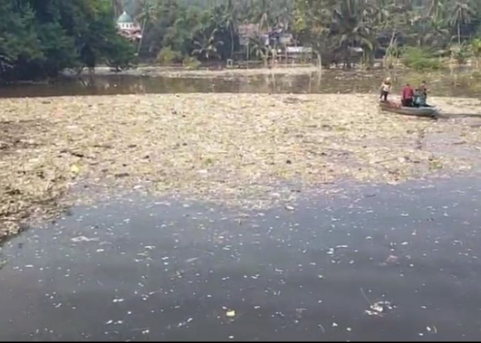Sungai Cikundul Dipenuhi Sampah, Warga Maleber Cianjur Dihantui Banjir
