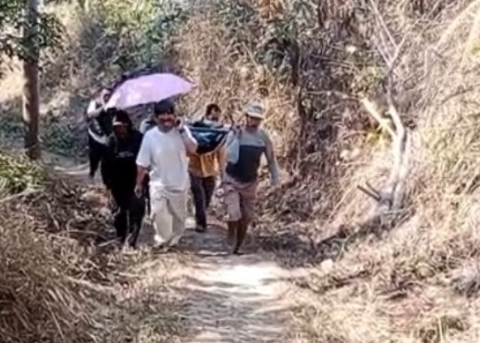 Demi Berobat, Dua Remaja Asal Cidaun Cianjur Ditandu hingga 10 Kilometer
