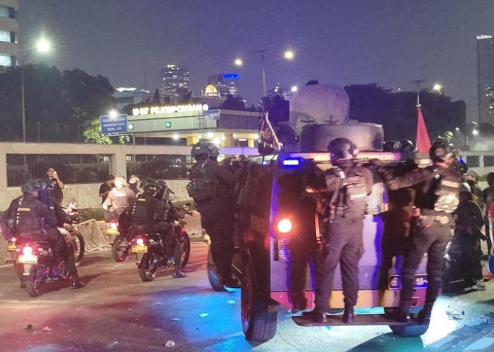 Polisi Bubarkan Paksa Aksi Massa di Gedung DPR