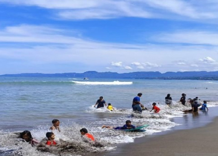 Libur Lebaran, Puluhan Ribu Wisatawan Padati Objek Wisata Pantai Selatan Sukabumi