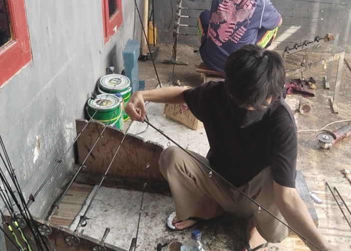 Rupiah Melemah, Pengrajin Joran Pancing di Cianjur Tertekan Kenaikan Harga Bahan Baku