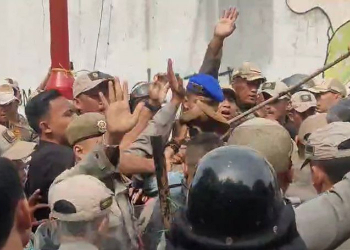 Bentrok dengan Satpol PP, Empat Pedagang Bomero Cianjur Terluka