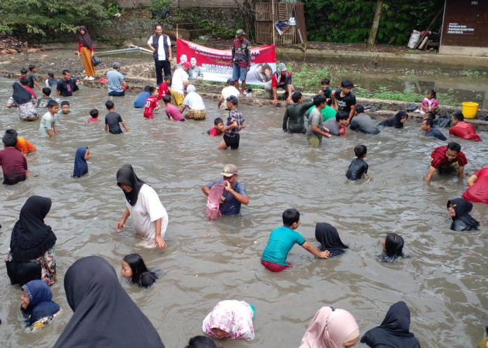 Rayakan Kemenangan Wahyu-Ramzi, Warga Bayubud Cianjur Gelar Tradisi Menangkap Ikan Bersama