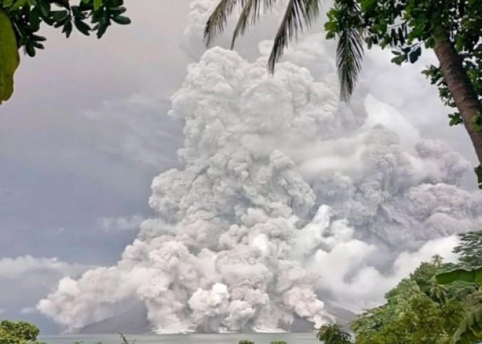 Gunung Ruang Muntahkan Abu Vulkanik Setinggi Lima Kilometer