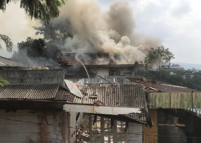 Diduga Dipicu ODGJ Bakar Sampah, Villa Kosong di Cipanas Cianjur Terbakar