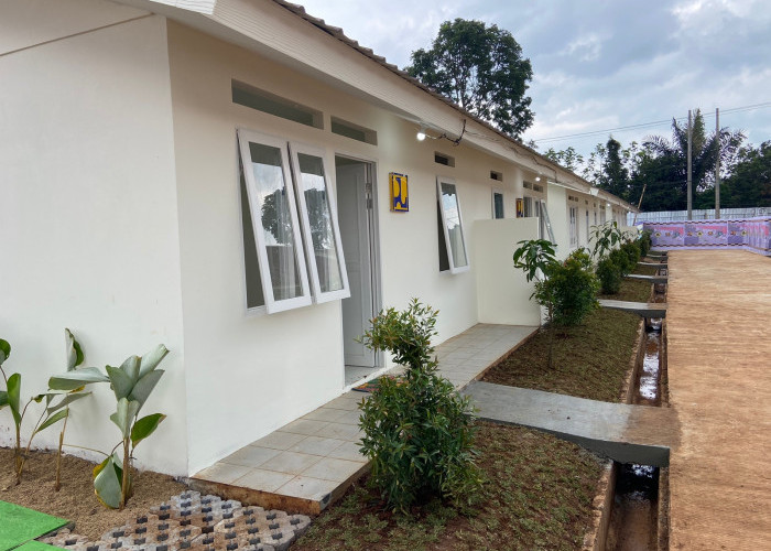 CIANJUR, CIANJUR EKSPRES - Begini penampakan Rumah Instan Sederhana dan Sehat (Risha) yang sudah dibangun bagi warga terdampak gempa bumi di Cianjur di area relokasi Desa Sirnagalih, Kecamatan Cilaku. 