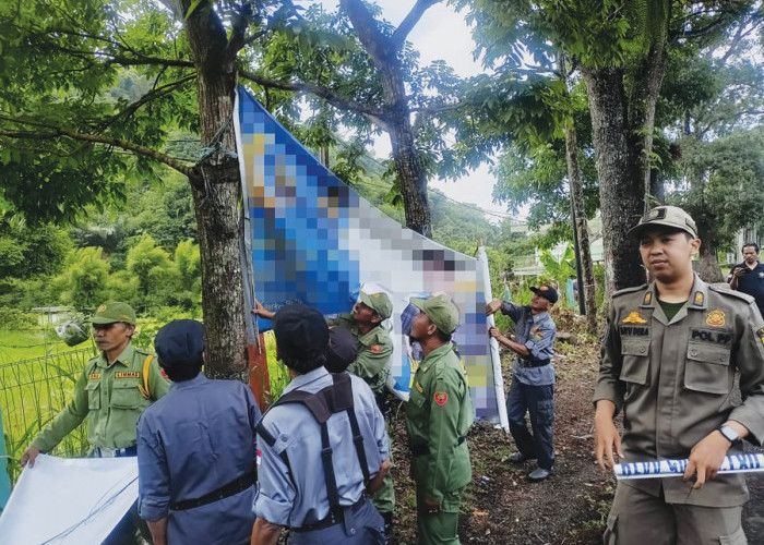 Satpol PP Pacet Tertibkan APK Langgar Aturan Disepanjang Jalan Protokol