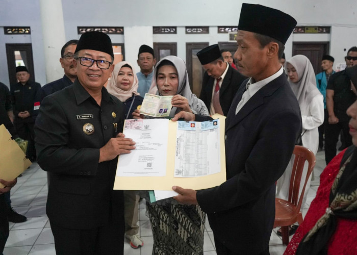 Bupati Herman Tanggung Setengah Biaya, 73 Pasangan di Cibeber Cianjur Kini Punya Buku Nikah