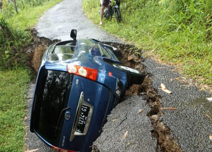 Mobil Terjungkal Akibat Pergerakan Tanah di Takokak, Empat Orang Luka