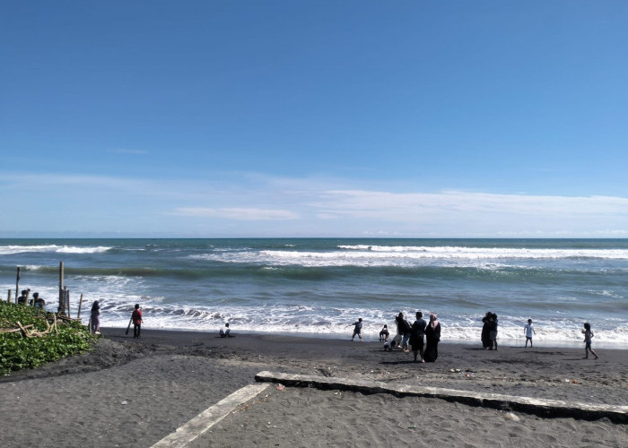 Pantai Apra Cianjur Tetap Dipadati Wisatawan Meski Sempat Diterjang Banjir