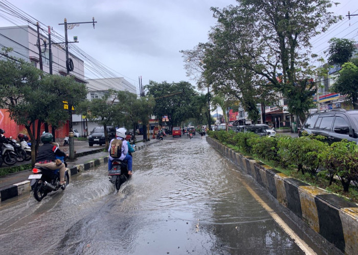 Banjir Rendam Sejumlah Titik di Cianjur, Kendaraan Terjebak Macet