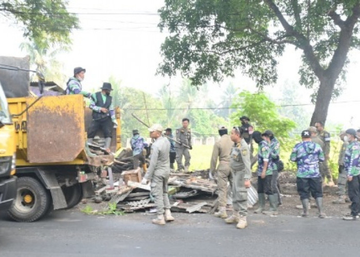 Pemkab Cianjur Bongkar Kios dan Bangunan Liar di Sepanjang Jalan Raya Bandung