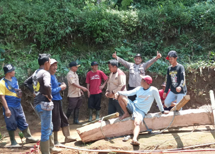 Polisi dan Warga di Sukanagara Cianjur Gotong Royong Perbaiki Jembatan Rusak