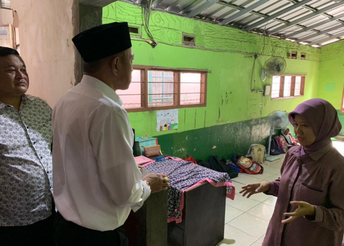 Kekurangan Lokal, Murid SDN Bangbayang 2 Cianjur Terpaksa Belajar Bergiliran dan Lesehan 