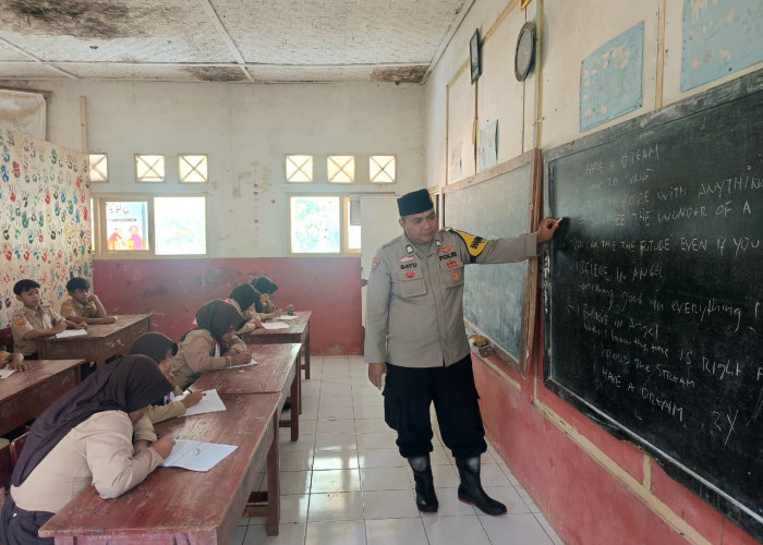 Sukarela, Bhabinkamtibmas Polsek Mande Cianjur Rutin Mengajar di Madrasah
