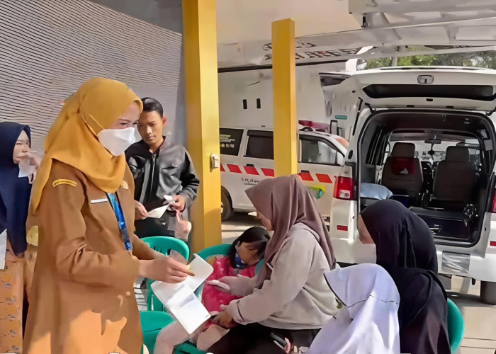 Waspada Abu Vulkanik, Puskesmas Sukanagalih Cianjur Edukasi Warga dan Bagikan Masker