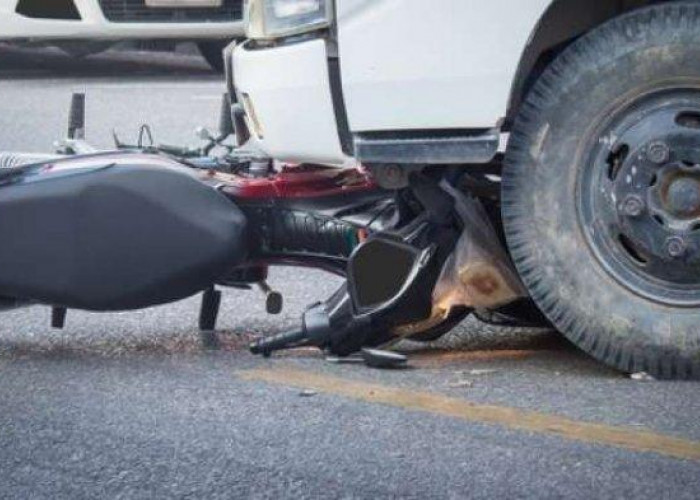 Pemotor Tewas Usai Tabrakan dengan Truk Bermuatan Salak di Cianjur