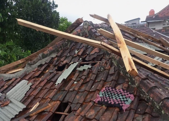 Puluhan Rumah di Warungkondang Cianjur Diterjang Angin Puting Beliung, Begini Kondisinya 