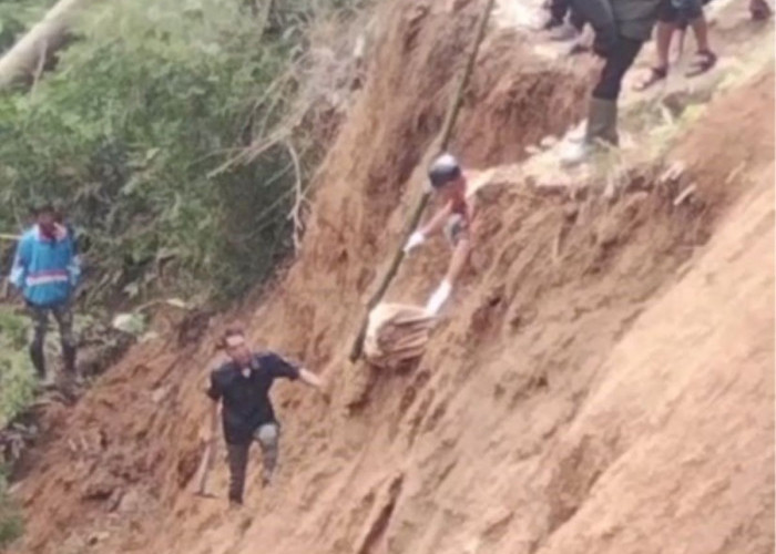 Jenazah Bermunculan ke Permukaan Akibat Tanah Longsor di Desa Batulawang Cianjur