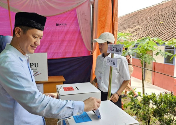 Deden Nasihin Nyoblos di TPS 3 Desa Cijati, Imbau Masyarakat Cianjur Datang ke TPS Gunakan Hak Pilih