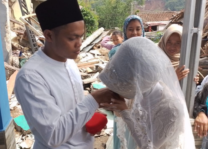 Sepasang Kekasih Menikah di Lokasi Gempa Cianjur, Tinggal Sementara di Pengungsian