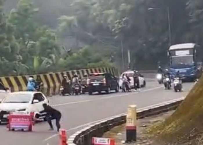 Viral Keributan di Puncak Pass, Mobil Dihadang hingga Dilempar Helm, Ini Kata Polisi