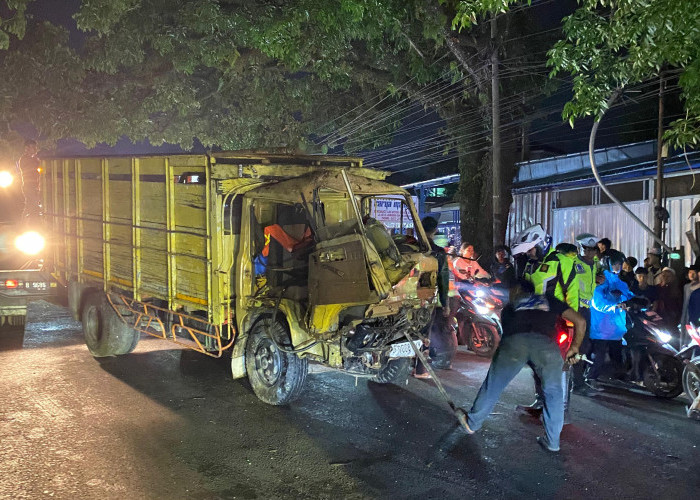 Rem Blong, Truk Seruduk Dua Kios dan Tiga Kendaraan di Cianjur