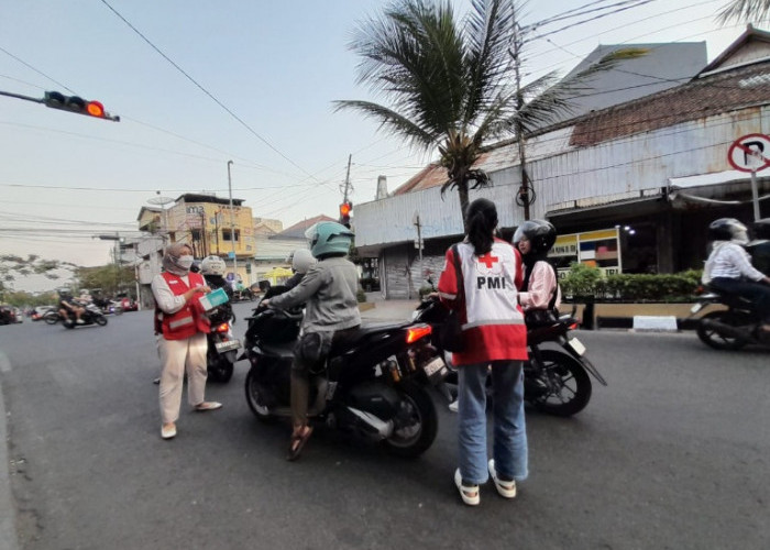 Abu Vulkanik Capai Cianjur, PMI Bagikan 1.000 Masker ke Warga