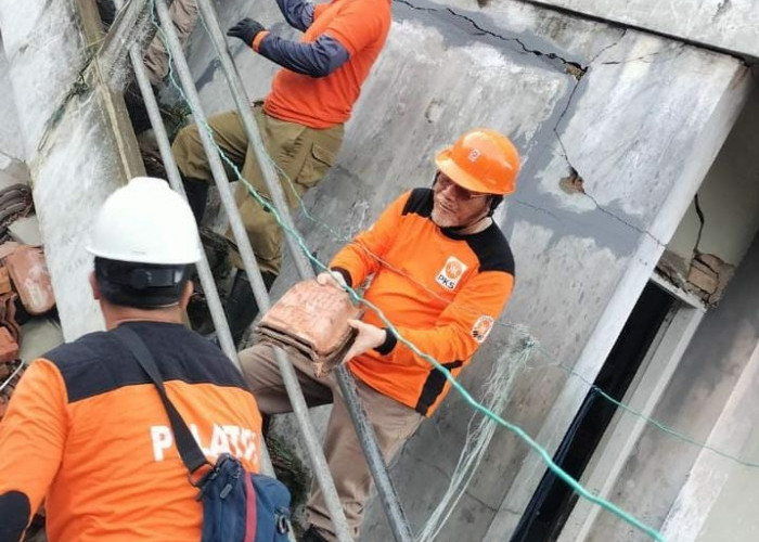 Eks Mentan Turun Langsung Bersihkan Puing Bangunan Rusak Akibat Gempa di Cianjur