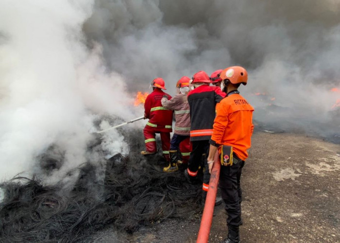 Tempat Penyimpanan Ban Bekas di Kecamatan Mande Cianjur Terbakar Hebat, Kerugian Capai Rp1 Miliar