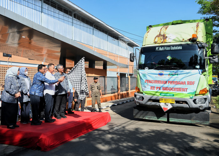 Hari Bumi Sedunia, Bey Machmudin Kawal Pengiriman 16 Ton RDF ke Pabrik Semen