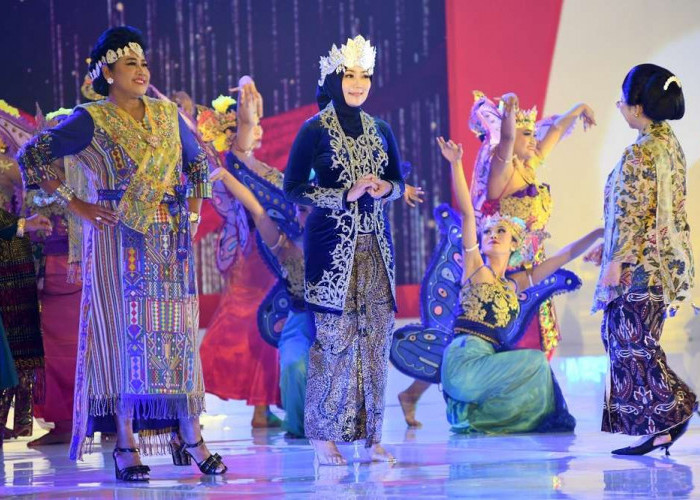 Ikut Fashion Show HUT Dekranas, Atalia Ridwan Kamil Kenakan Busana Khas Jabar dengan Mahkota 