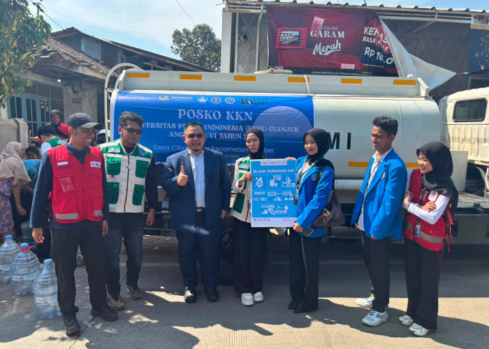 Mahasiswa KKN UNPI Cianjur Salurkan Bantuan Air Bersih untuk Warga Cibaregbeg 